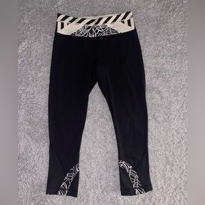 Lululemon Run: Inspire Crop II Black/Pretty Palm Angel Wing/Su14 Quilt 36 Size 4